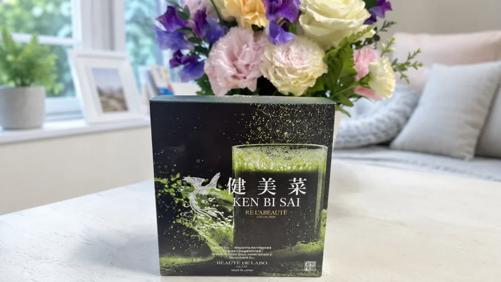 花束を背景に置かれた健美菜の商品パッケージ