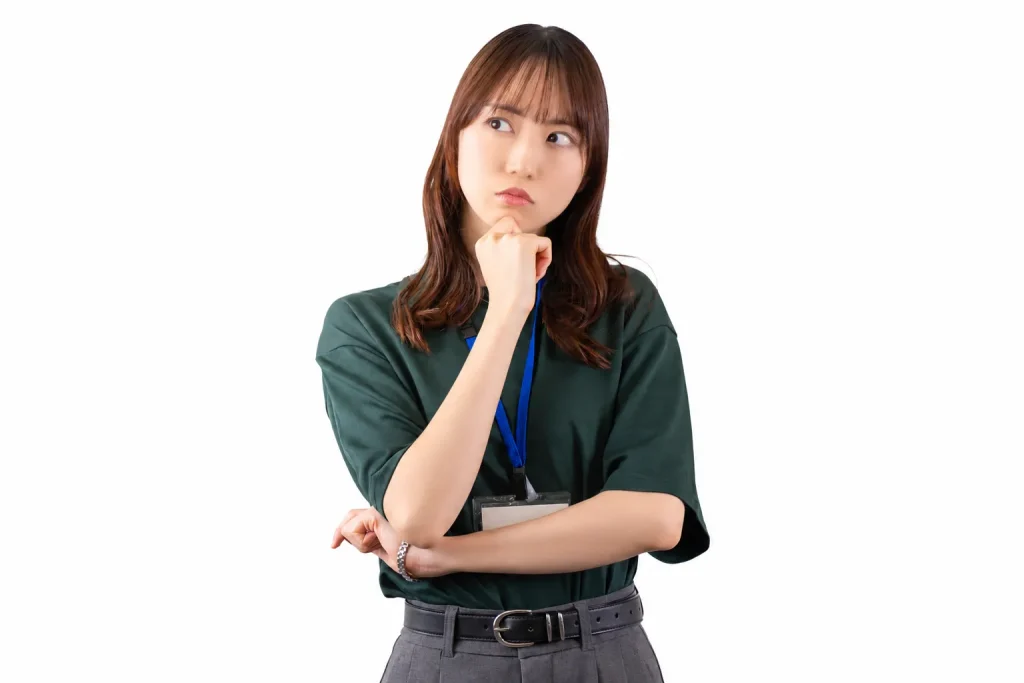 白背景で腕を組み考える女性会社員