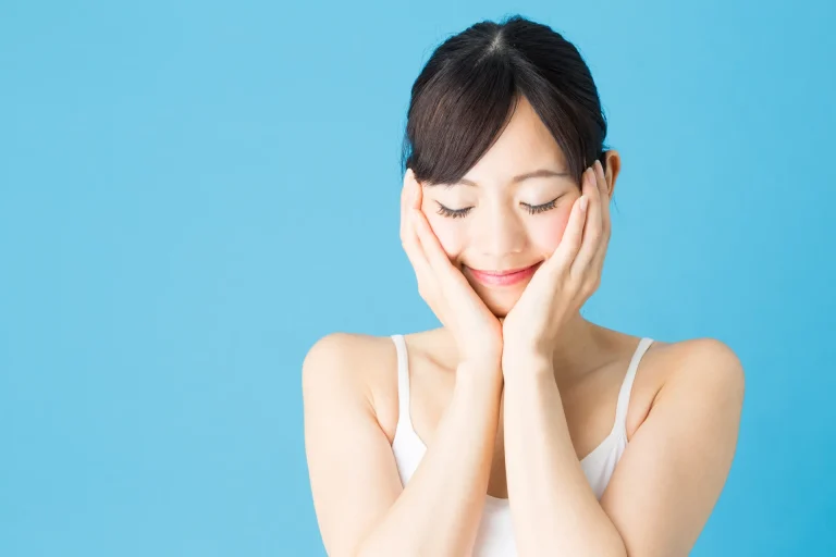 両手で頬をやさしく包む女性