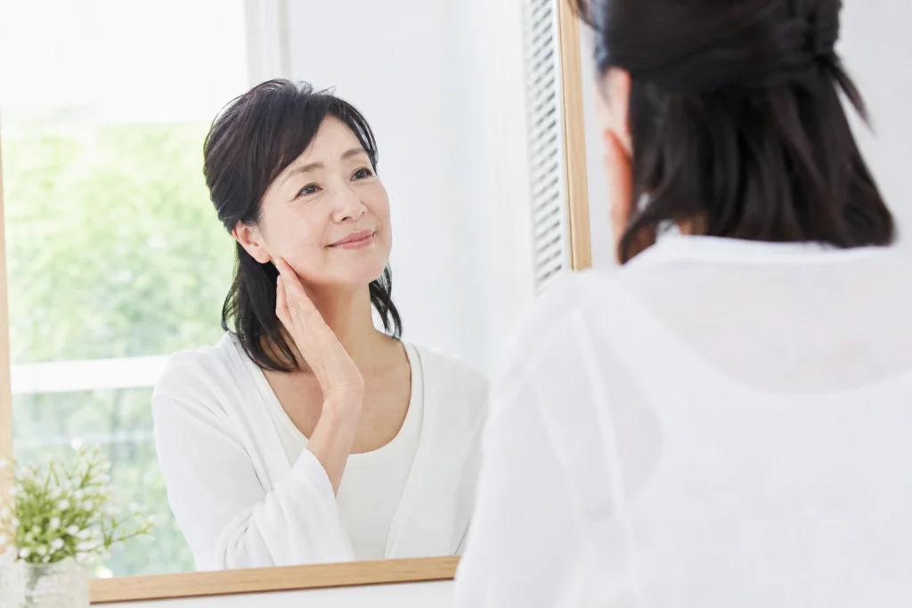 50代でシミが増える原因とは？たるみが目立つ理由と毎日のケア