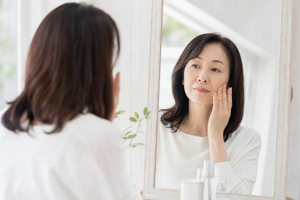 # 更年期に肌荒れしやすくなる原因とは?50代の乾燥・かゆみと正しいケア方法