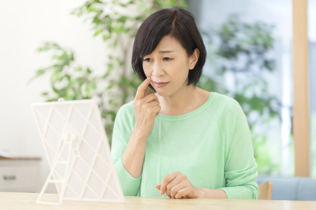 たるみやシワに悩んでいる50代の女性